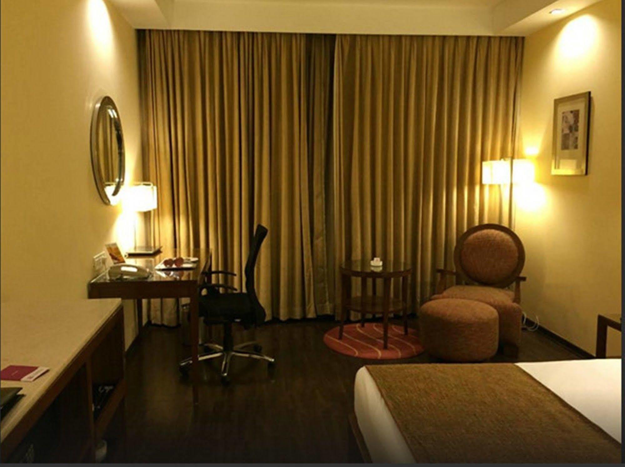 Royal Orchid Central Bangalore, Mg Road Buitenkant foto